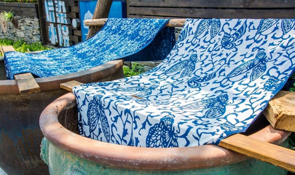 用蜡染布料制作的衣服,穿在身上有飘逸的感觉.