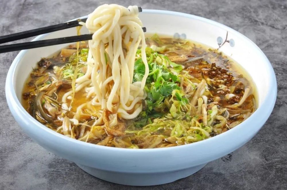 在内江,能做好炝锅面的人越来越少了.