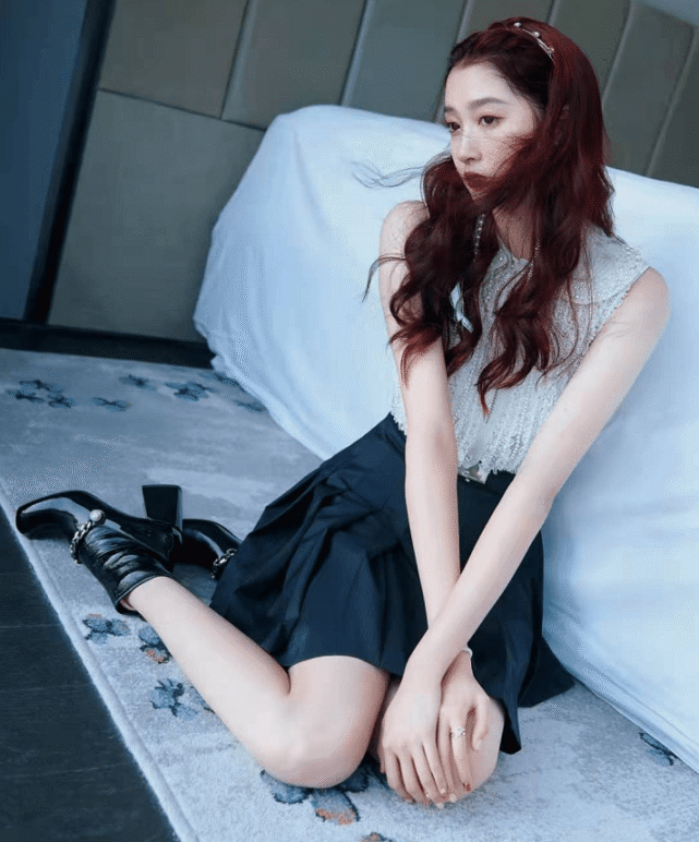 关晓彤在酒店凹造型,穿jk裙搭配红色卷发,眼神撩人氛围感十足