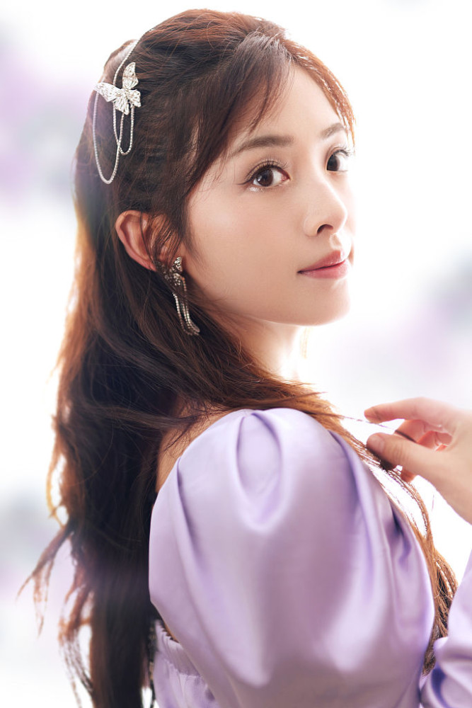 张含韵追光大片氛围感满满紫罗兰look浪漫梦幻