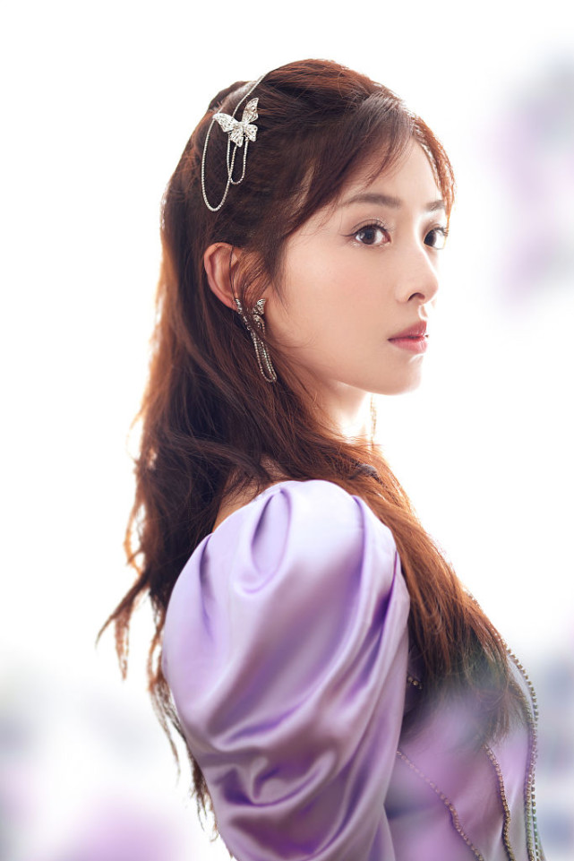张含韵追光大片氛围感满满 紫罗兰look浪漫梦幻