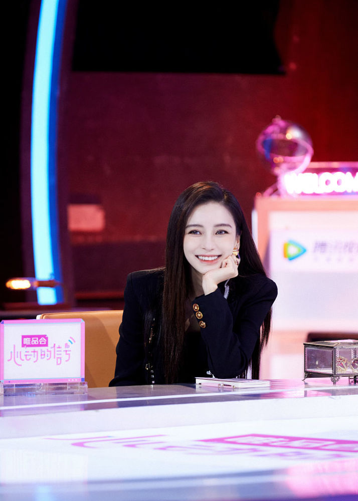 angelababy综艺录制花絮曝光 托腮微笑甜度满分