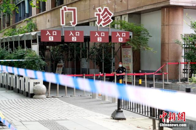 汤彦俊摄医院门口拉起警戒线,禁止人员进出.