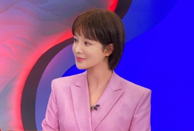 38岁央视主持胡蝶罕露面脸部僵硬大变样与龙洋跳舞斗艳太吸睛