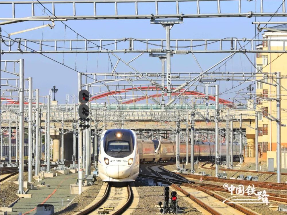 8月19日8时16分,牡丹江至佳木斯高铁首趟试运行列车从牡丹江站驶出