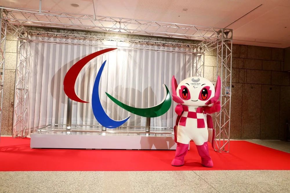 这是在日本东京拍摄的大型残奥会标志和东京残奥会吉祥物