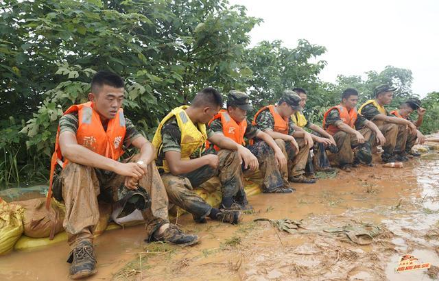 中國軍人拼死抗洪,美軍不懂為什麼?老媽媽的做法看哭了無數人!