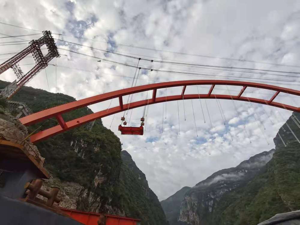 巫山:双龙大桥主桥桥面钢梁首节吊装成功