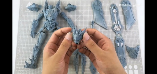 这个小伙用纸徒手折出来如此逼真的精美铠甲…|折纸|流派
