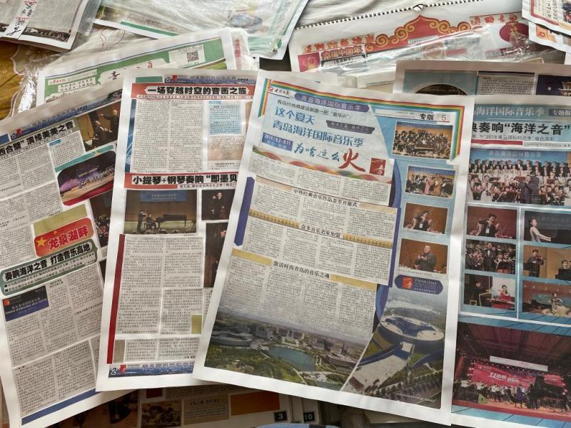 即墨86岁老人剪报剪出百科全书千余版面见证青岛发展