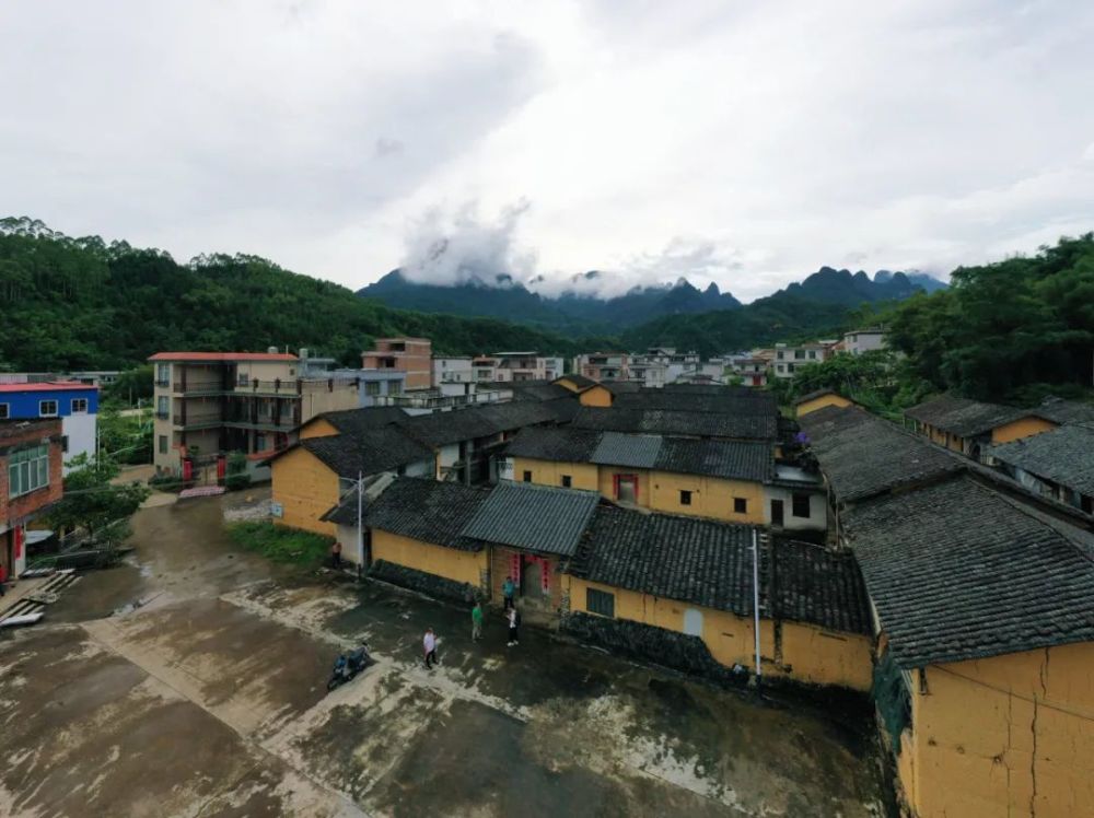 莫氏客家遗屋位于平南县大鹏镇高坪村垌心屯,整体布局为五进五列结构