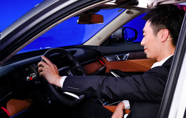 朱亚文代言2022款奔腾t99上市