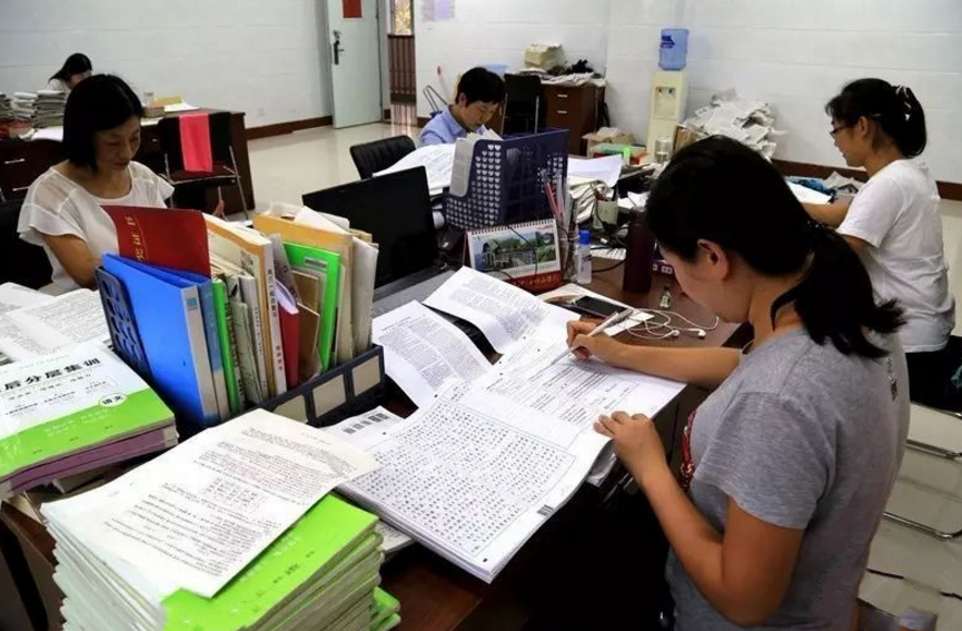 老师改试卷2字批语引家长不满,教育部回应此事,老师已被惩罚