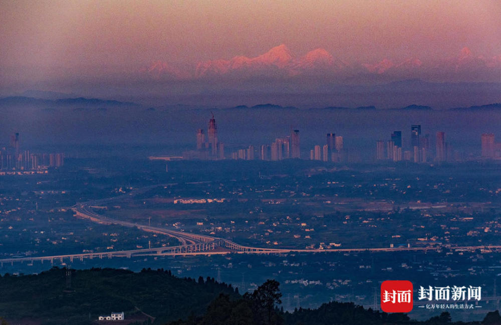 成都市区看到贡嘎雪山图片