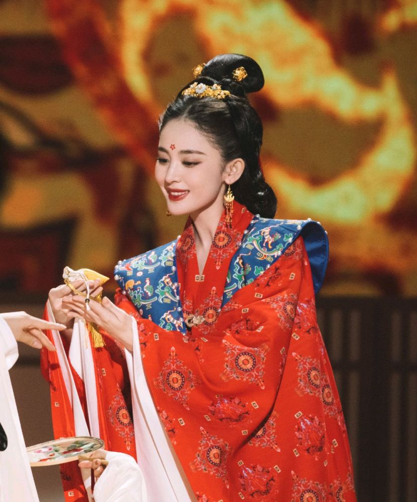 娜扎穿唐装跳舞太惊艳!"仙女"气质如影随形,一颦一笑韵味十足