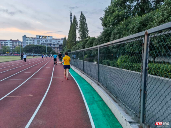 如今,疫情阴霾散去,体育场等运动场所相继开放,锻炼的市民络绎不绝