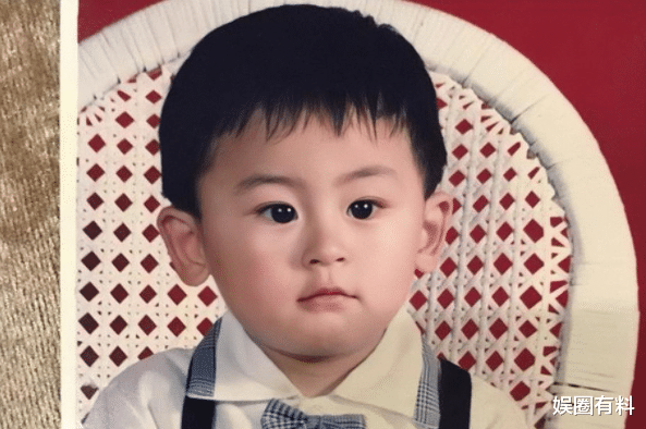 为了教育好孩子,他的父母还把张哲瀚送到乡下去上学.