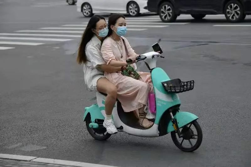 共享电单车"一座两腚"电动车违法不仅要严查严处还要曝光乱穿马路闯