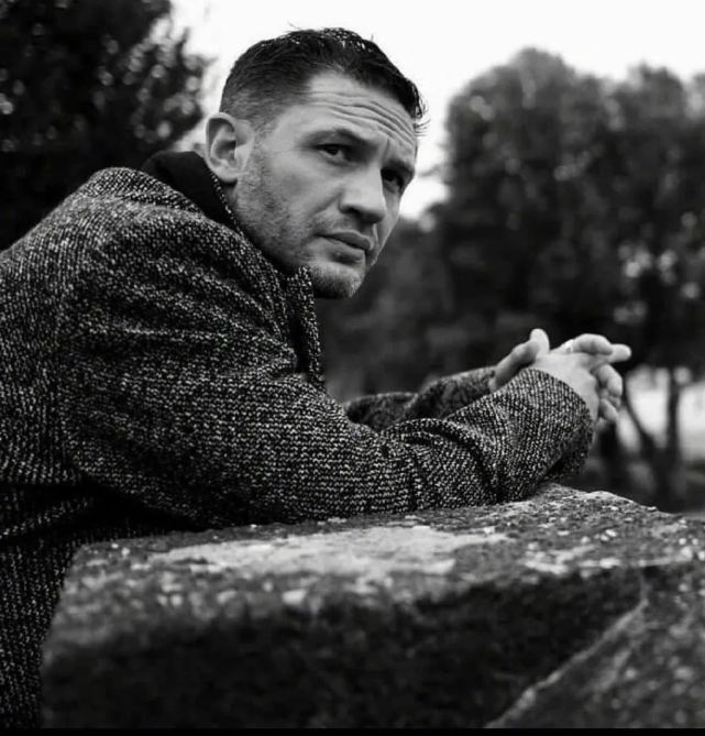 主演汤姆·哈迪硬汉风采写真大片_腾讯新闻