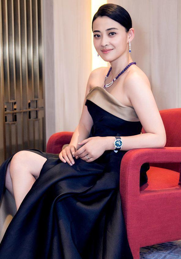 梅婷减肥成功后减龄至少10岁,穿抹胸连衣裙高调亮相,气质惊艳