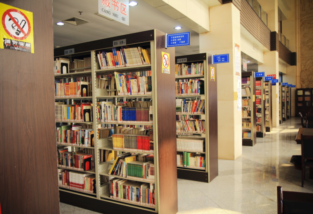 雨花区图书馆位于香樟东路8号雨花大院文化中心一楼,设有综合阅览室