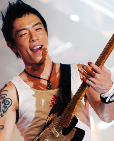 请他设计一款演出海报,恰好当时的吉他手陈时安因为出国退出乐队,学