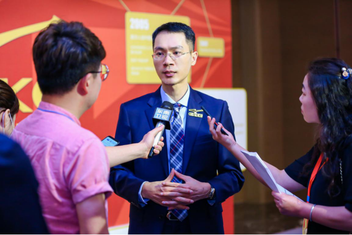 同年吴荣照建议哥哥吴荣光在新加坡上市,成为业内首家在海外上市的