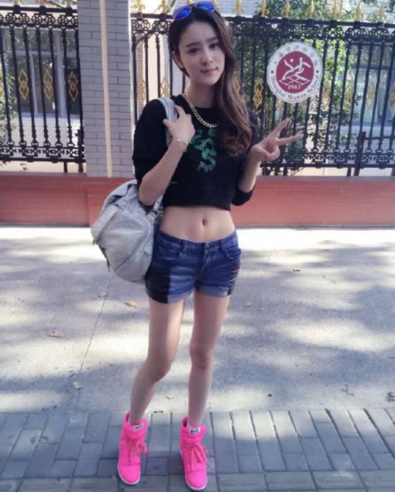 张馨月不算圈内人,职业是内衣模特,所以当爆出她与林峯的恋情时,外界