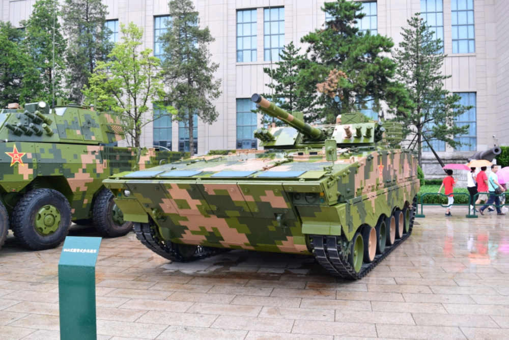 7吨,相比86a步兵战车是不折不扣的大块头,但是bmp3搭载了一台utd-29m