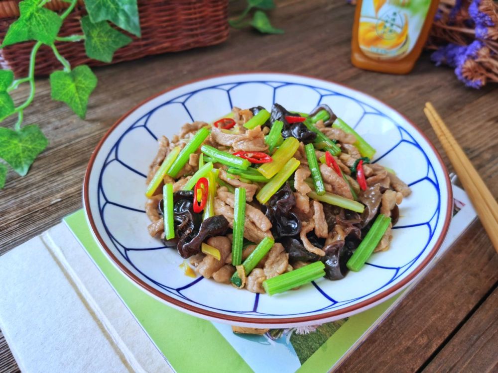 一把芹菜加上木耳,这样炒出来的家常菜,口味简单容易做