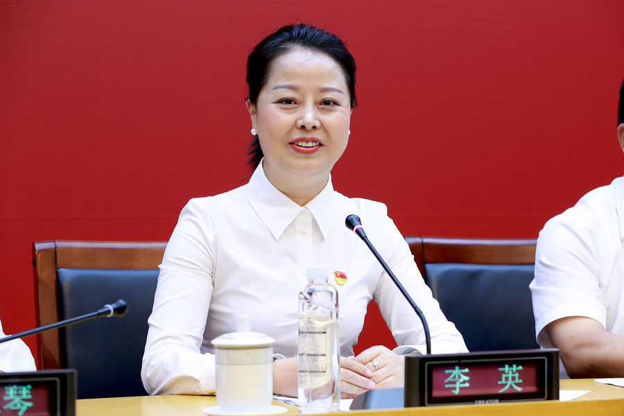 两优一先李英把社区建设成居民放心安心的港湾