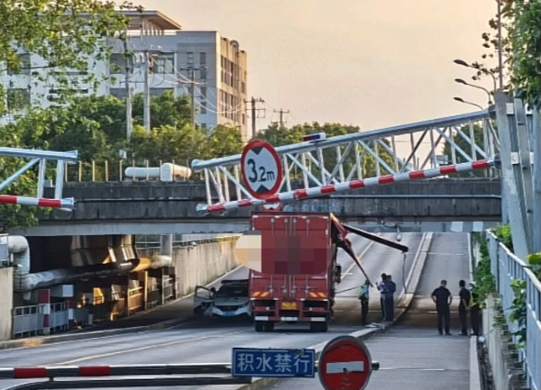 金山区林盛路一厢式货车撞歪限高龙门架