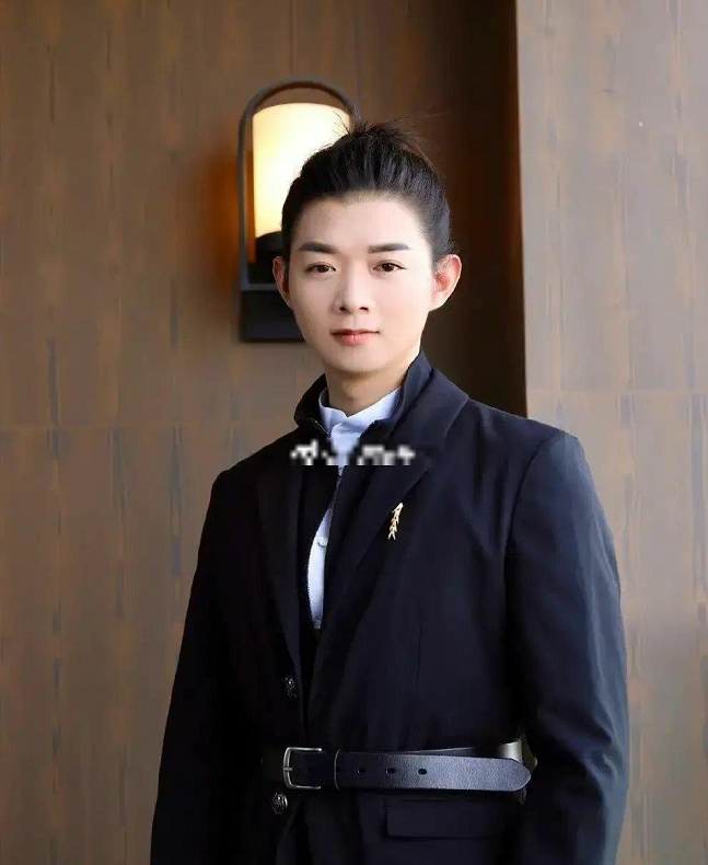 霍尊退圈后近况曝光,爷爷奶奶住院,妈妈也因抑郁住院了!