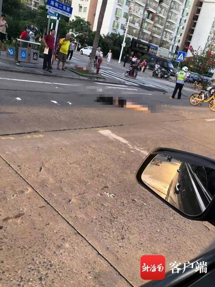 事故现场,2名女子被撞倒在路上.网友供图