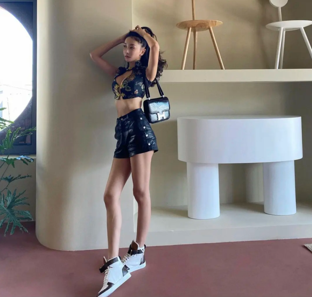 网传吴亦凡有未婚妻,女方是北大硕士,女生否认:只是一起喝酒蹦迪_腾讯