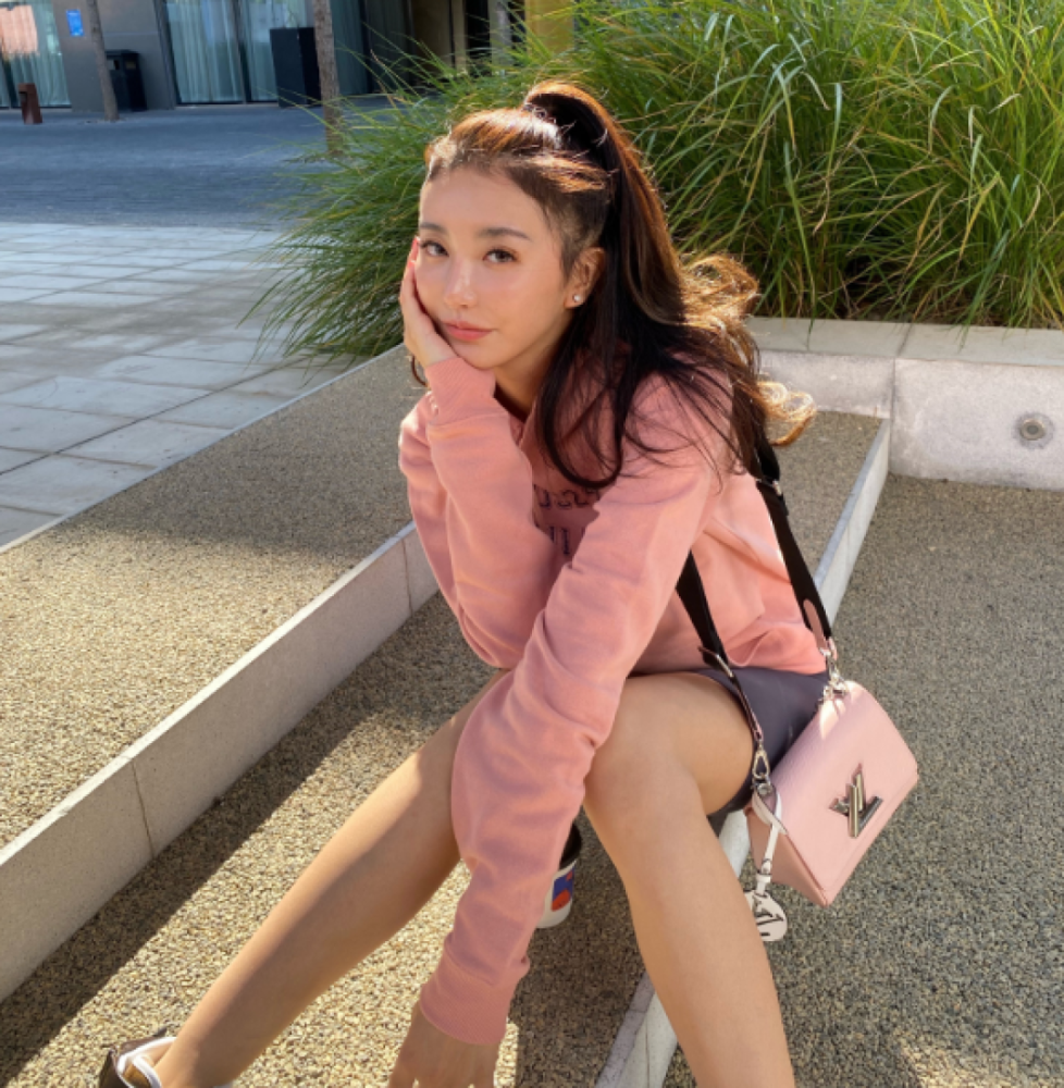 还有网友甚至锁定到了具体的人,一个名叫joannazheng的网红.