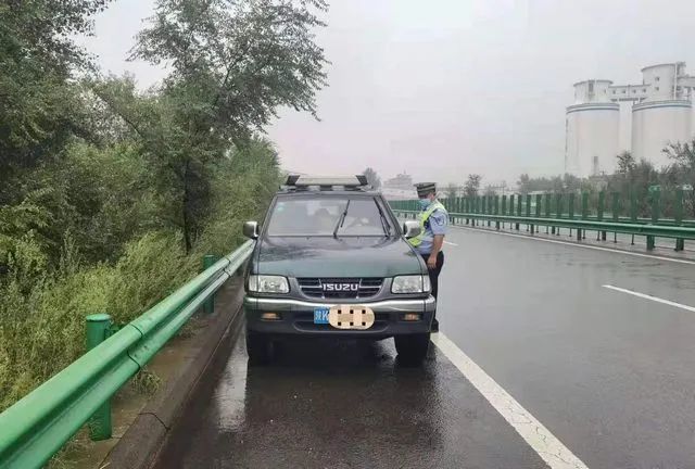 【警示曝光】一男子將車停在高速公路應急車道內竟睡大覺