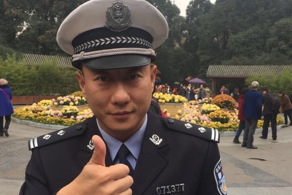 被调侃开不出罚单的谭警官曾一度抑郁想辞职近况令人心疼