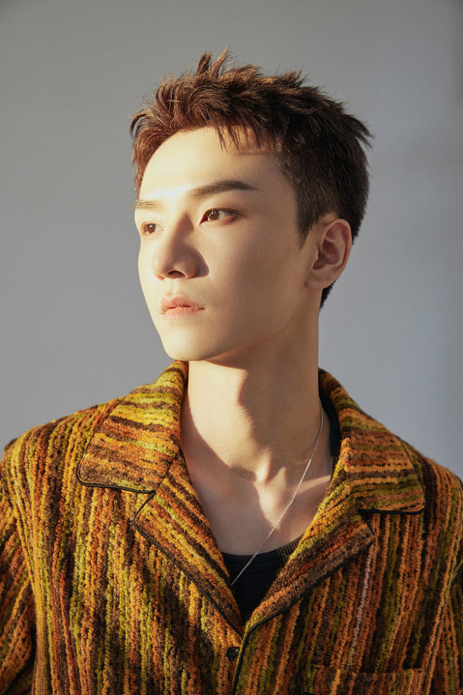 李熹子琥珀系光影大片氛围感足少年眼神坚定演绎时尚个性