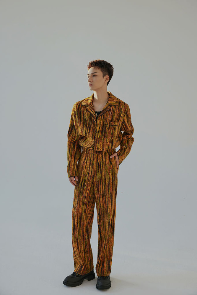 李熹子琥珀系光影大片氛围感足少年眼神坚定演绎时尚个性