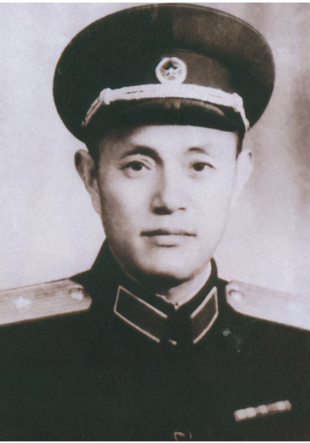 76年皮定均空难后,张力雄想起30年前的约定,驱车连夜参加追悼会