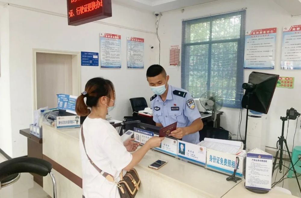 孩子户籍在异地,三岔派出所为其办结首次申领身份证