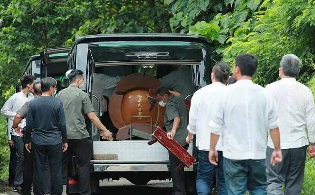 赌王何鸿燊正式下葬,遗体在义庄冷藏一年,花费高达2000多万