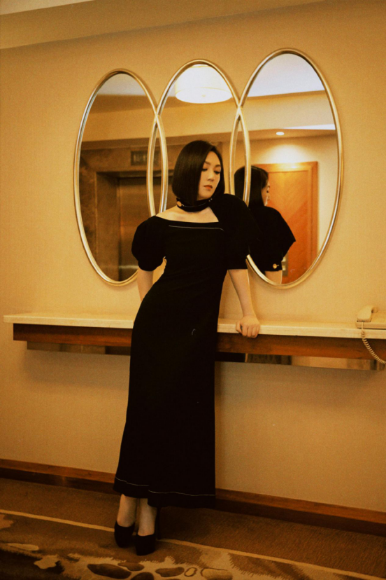 47岁春娇杨千嬅依旧风光无限,穿上裙子有韵味,霸气十足