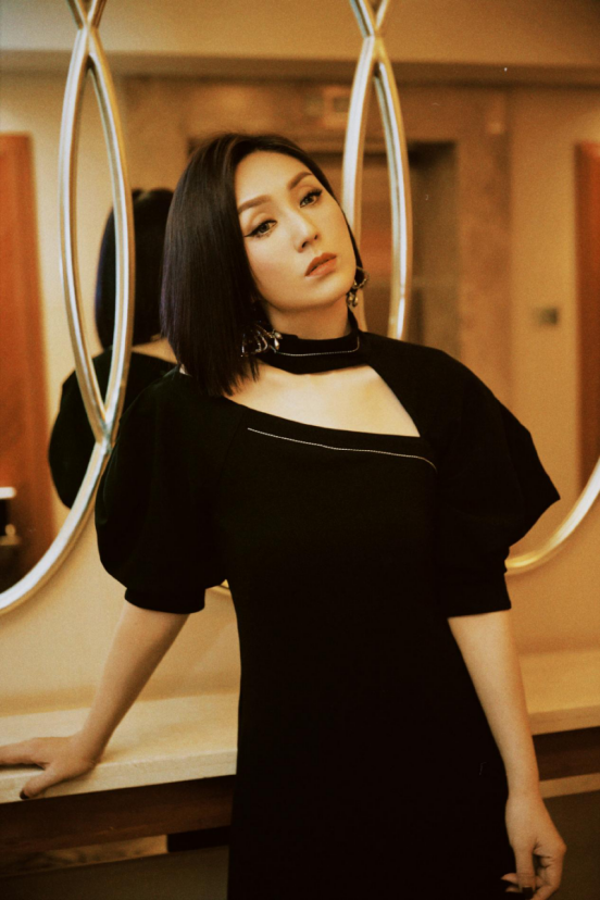 47岁春娇杨千嬅依旧风光无限,穿上裙子有韵味,霸气十足