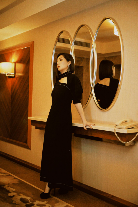 47岁春娇杨千嬅依旧风光无限穿上裙子有韵味霸气十足