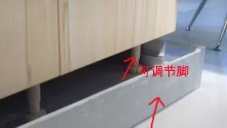 以上是一个可以调节的挡板,起到的不仅是保护橱柜的作用;更重要的是