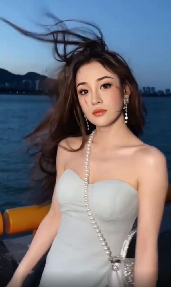 陈昱霖告别吴秀波后海边拍照容貌身材依旧过人欲出道当网红