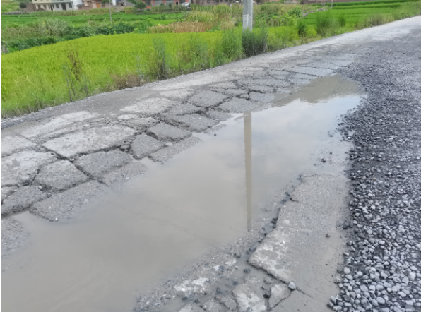 隆回网友反映这条路地面坑坑洼洼