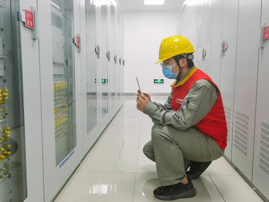 国网湖北直流运检跨区电网守护者为换流站接种疫苗